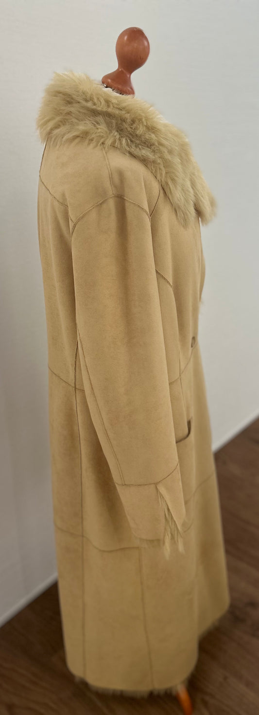 Mantel Minx by Eva Lutz