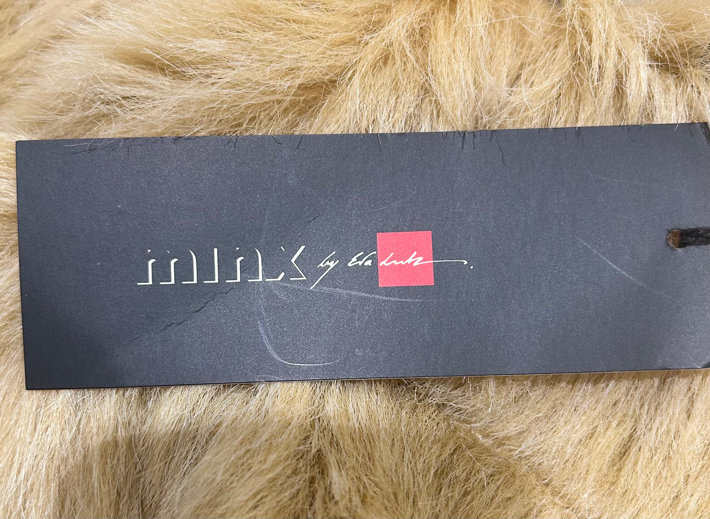 Mantel Minx by Eva Lutz